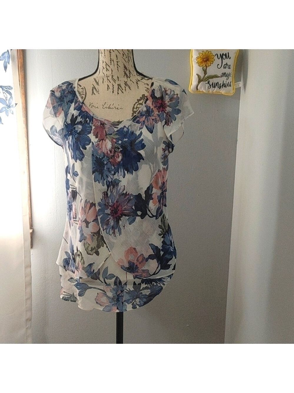Blousology Gauzy Flowing Blue/Pink Flower Top w/ Split front SzS